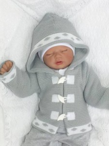 Ciepła, dziergana kurtka niemowlęca. Szary sweterek, kurtka z kapturem. Sweterek, płaszczyk na chrzest. Jesienna, zimowa, wiosenna kurteczka dla niemowlaka.