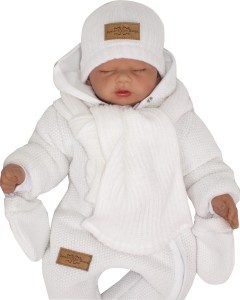 Włóczkowy komplet na zimę dla noworodka. Ciepła czapka i szalik  z naszywką dla dziecka. Biały komplet na zimę dla niemowlaka.