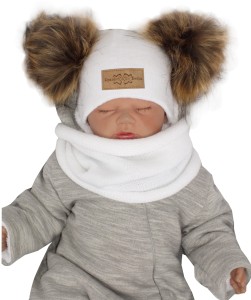 Komplet zimowy dziecięcy z futerkowymi pomponami. 
Biała czapka i szalik na zimę dla noworodka. Włóczkowy komplet na zimę z futerkiem.