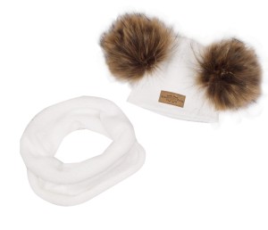 Komplet zimowy dziecięcy z futerkowymi pomponami. 
Biała czapka i szalik na zimę dla noworodka. Włóczkowy komplet na zimę z futerkiem.