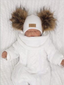 Komplet zimowy dziecięcy z futerkowymi pomponami. 
Biała czapka i szalik na zimę dla noworodka. Włóczkowy komplet na zimę z futerkiem.