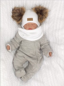 Komplet zimowy dziecięcy z futerkowymi pomponami. 
Biała czapka i szalik na zimę dla noworodka. Włóczkowy komplet na zimę z futerkiem.