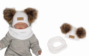 Komplet zimowy dziecięcy z futerkowymi pomponami. 
Biała czapka i szalik na zimę dla noworodka. Włóczkowy komplet na zimę z futerkiem.