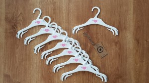 Proste wieszaki niemowlęce. Biało-różowe wieszaki dziecięce. Wieszaki do niemowlęcej garderoby.