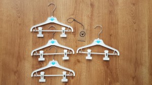 Wieszaki niemowlęce z poprzeczką. Biało-niebieskie wieszaki z klipsami. Wieszaki do niemowlęcej garderoby.