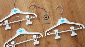 Wieszaki niemowlęce z poprzeczką. Biało-niebieskie wieszaki z klipsami. Wieszaki do niemowlęcej garderoby.