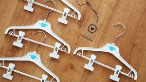 Wieszaki niemowlęce z poprzeczką. Biało-niebieskie wieszaki z klipsami. Wieszaki do niemowlęcej garderoby.