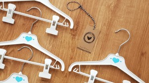 Wieszaki niemowlęce z poprzeczką. Biało-niebieskie wieszaki z klipsami. Wieszaki do niemowlęcej garderoby.