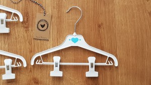 Wieszaki niemowlęce z poprzeczką. Biało-niebieskie wieszaki z klipsami. Wieszaki do niemowlęcej garderoby.