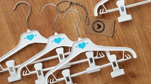 Wieszaki niemowlęce z poprzeczką. Biało-niebieskie wieszaki z klipsami. Wieszaki do niemowlęcej garderoby.