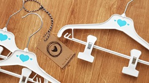 Wieszaki niemowlęce z poprzeczką. Biało-niebieskie wieszaki z klipsami. Wieszaki do niemowlęcej garderoby.