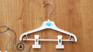 Wieszaki niemowlęce z poprzeczką. Biało-niebieskie wieszaki z klipsami. Wieszaki do niemowlęcej garderoby.