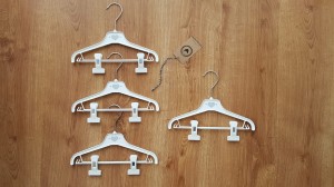 Wieszaki niemowlęce z poprzeczką. Biało-szare wieszaki z klipsami. Wieszaki do niemowlęcej garderoby.