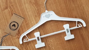 Wieszaki niemowlęce z poprzeczką. Biało-szare wieszaki z klipsami. Wieszaki do niemowlęcej garderoby.