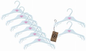 Proste wieszaki niemowlęce. Biało-różowe wieszaki dziecięce. Wieszaki do niemowlęcej garderoby.