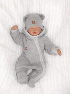 Oryginalny kombinezon wiosenno-jesienny dla niemowlaka, noworodka. Włóczkowy kombinezon dla niemowląt. Ciepły kombinezon z kapturem i pomponem futerkowym. Unikalny szary kombinezon na wyjście ze szpitala, na chrzest. Must have wyprawki dla noworodka.