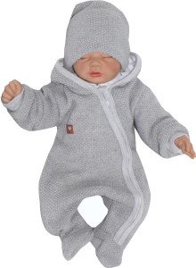 Oryginalny kombinezon wiosenno-jesienny dla niemowlaka, noworodka. Włóczkowy kombinezon dla niemowląt. Ciepły kombinezon z kapturem i pomponem futerkowym. Unikalny szary kombinezon na wyjście ze szpitala, na chrzest. Must have wyprawki dla noworodka.