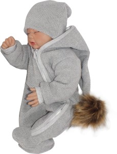 Oryginalny kombinezon wiosenno-jesienny dla niemowlaka, noworodka. Włóczkowy kombinezon dla niemowląt. Ciepły kombinezon z kapturem i pomponem futerkowym. Unikalny szary kombinezon na wyjście ze szpitala, na chrzest. Must have wyprawki dla noworodka.
