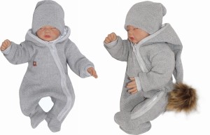Oryginalny kombinezon wiosenno-jesienny dla niemowlaka, noworodka. Włóczkowy kombinezon dla niemowląt. Ciepły kombinezon z kapturem i pomponem futerkowym. Unikalny szary kombinezon na wyjście ze szpitala, na chrzest. Must have wyprawki dla noworodka.