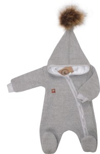 Oryginalny kombinezon wiosenno-jesienny dla niemowlaka, noworodka. Włóczkowy kombinezon dla niemowląt. Ciepły kombinezon z kapturem i pomponem futerkowym. Unikalny szary kombinezon na wyjście ze szpitala, na chrzest. Must have wyprawki dla noworodka.