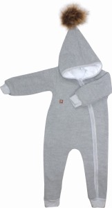 Oryginalny kombinezon wiosenno-jesienny dla niemowlaka, noworodka. Włóczkowy kombinezon dla niemowląt. Ciepły kombinezon z kapturem i pomponem futerkowym. Unikalny szary kombinezon na wyjście ze szpitala, na chrzest. Must have wyprawki dla noworodka.