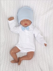 Unikalny komplet do chrztu dla chłopca. Włóczkowy, elegancki zestaw  na uroczystości, wesele w niebieskim kolorze. Niebieski, włóczkowy garniturek niemowlęcy dla chłopca.