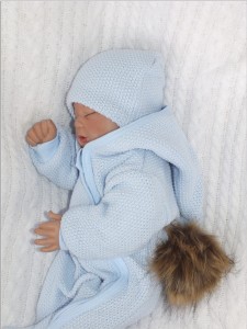 Oryginalny kombinezon wiosenno-jesienny dla niemowlaka, noworodka. Włóczkowy kombinezon dla niemowląt. Ciepły kombinezon z kapturem i pomponem futerkowym. Unikalny niebieski kombinezon na wyjście ze szpitala, na chrzest. Must have wyprawki dla noworodka.