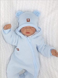 Oryginalny kombinezon wiosenno-jesienny dla niemowlaka, noworodka. Włóczkowy kombinezon dla niemowląt. Ciepły kombinezon z kapturem i pomponem futerkowym. Unikalny niebieski kombinezon na wyjście ze szpitala, na chrzest. Must have wyprawki dla noworodka.