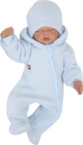 Oryginalny kombinezon wiosenno-jesienny dla niemowlaka, noworodka. Włóczkowy kombinezon dla niemowląt. Ciepły kombinezon z kapturem i pomponem futerkowym. Unikalny niebieski kombinezon na wyjście ze szpitala, na chrzest. Must have wyprawki dla noworodka.