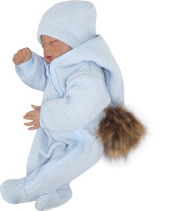 Oryginalny kombinezon wiosenno-jesienny dla niemowlaka, noworodka. Włóczkowy kombinezon dla niemowląt. Ciepły kombinezon z kapturem i pomponem futerkowym. Unikalny niebieski kombinezon na wyjście ze szpitala, na chrzest. Must have wyprawki dla noworodka.