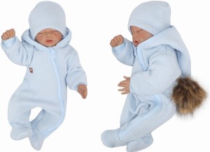 Oryginalny kombinezon wiosenno-jesienny dla niemowlaka, noworodka. Włóczkowy kombinezon dla niemowląt. Ciepły kombinezon z kapturem i pomponem futerkowym. Unikalny niebieski kombinezon na wyjście ze szpitala, na chrzest. Must have wyprawki dla noworodka.