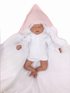 Włóczkowy, ciepły rożek niemowlęcy. Unikalny, różowy becik dla noworodka.  Wiązany otulacz dla niemowlaka. Kocyk, otulacz na wyjście ze szpitala dla noworodka.