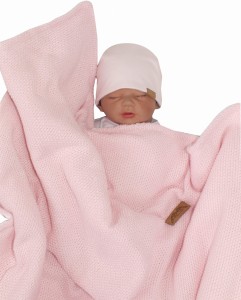 Włóczkowy, ciepły rożek niemowlęcy. Unikalny, różowy becik dla noworodka.  Wiązany otulacz dla niemowlaka. Kocyk, otulacz na wyjście ze szpitala dla noworodka.