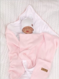 Miękki, włóczkowy koc niemowlęcy. Różowy kocyk do kołyski, wózka, łóżeczka. Kocyk włóczkowy z bawełnianą podszewką dla niemowląt.