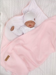 Miękki, włóczkowy koc niemowlęcy. Różowy kocyk do kołyski, wózka, łóżeczka. Kocyk włóczkowy z bawełnianą podszewką dla niemowląt.