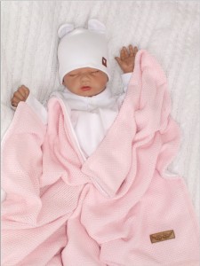 Miękki, włóczkowy koc niemowlęcy. Różowy kocyk do kołyski, wózka, łóżeczka. Kocyk włóczkowy z bawełnianą podszewką dla niemowląt.