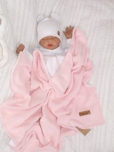 Miękki, włóczkowy koc niemowlęcy. Różowy kocyk do kołyski, wózka, łóżeczka. Kocyk włóczkowy z bawełnianą podszewką dla niemowląt.