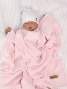 Miękki, włóczkowy koc niemowlęcy. Różowy kocyk do kołyski, wózka, łóżeczka. Kocyk włóczkowy z bawełnianą podszewką dla niemowląt.