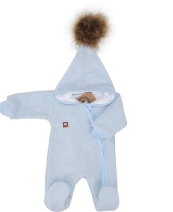 Oryginalny kombinezon wiosenno-jesienny dla niemowlaka, noworodka. Włóczkowy kombinezon dla niemowląt. Ciepły kombinezon z kapturem i pomponem futerkowym. Unikalny niebieski kombinezon na wyjście ze szpitala, na chrzest. Must have wyprawki dla noworodka.