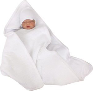 Włóczkowy, ciepły rożek niemowlęcy. Unikalny, biały becik dla noworodka.  Wiązany otulacz dla niemowlaka. Kocyk, otulacz na wyjście ze szpitala dla noworodka.