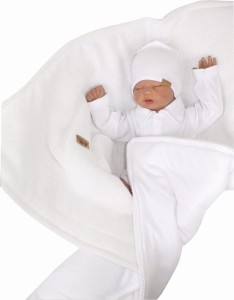 Włóczkowy, ciepły rożek niemowlęcy. Unikalny, biały becik dla noworodka.  Wiązany otulacz dla niemowlaka. Kocyk, otulacz na wyjście ze szpitala dla noworodka.