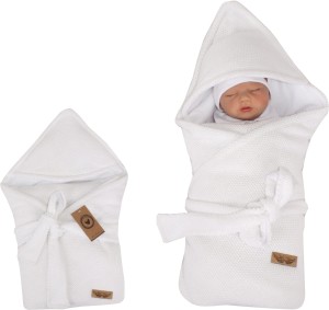 Włóczkowy, ciepły rożek niemowlęcy. Unikalny, biały becik dla noworodka.  Wiązany otulacz dla niemowlaka. Kocyk, otulacz na wyjście ze szpitala dla noworodka.