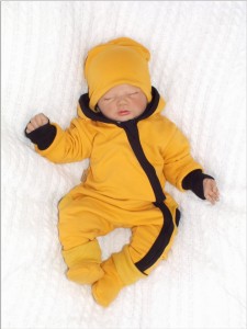 Dwuwarstwowy bawełniany wiosenny, jesienny kombinezon niemowlęcy z czapką i butkami. Pajac dla niemowlaka musztardowy. Pajacyk dziecięcy. Komplet na wiosnę, jesień dla noworodka