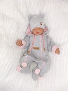 Kombinezon niemowlęcy dwuwarstwowy. Kombinezon dla noworodka zapinany na dwa zamki. Szaro-różowy kombinezon całoroczny dla niemowlaka. Must have wyprawki dla noworodka. Kombinezon niemowlęcy z kapturem.