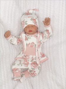 Wyprawka w jasne kwiaty. Kompletna wyprawka.  Bawełniana wyprawka. Wyprawka do szpitala. Zestaw dla noworodka. Wyprawka na prezent. Wyprawka dla noworodka. Wyprawka na wyjście ze szpitala. Unikalny komplet.