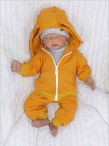 Bawełniany dres niemowlęcy. Komplet dresowy dla niemowlaka. Musztardowy dres dziecięcy. Prezent dla noworodka, niemowlaka. Modny dresik z uszami. Bluza z kapturem na zamek, spodnie dresowe, body