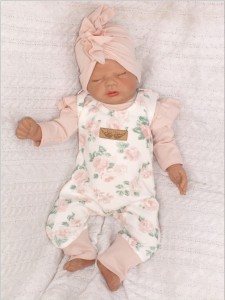 Komplet w kwiaty dla niemowląt. Spodnie na szelkach w kwiaty w zestawie dla dziewczynki. Prezent dla noworodka dla dziewczynki.