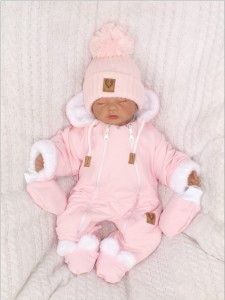 Oryginalny kombinezon zimowy dla noworodka. Różowy kombinezon zimowy na wyjście ze szpitala. Niemowlęcy kombinezon zimowy z rękawiczkami. Ocieplany kombinezon na zimę. Must have zimowej wyprawki dla noworodka.