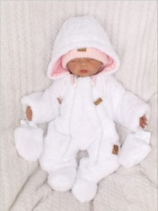 Oryginalny kombinezon zimowy dla noworodka. Różowy kombinezon zimowy na wyjście ze szpitala. Niemowlęcy kombinezon zimowy z rękawiczkami. Ocieplany kombinezon na zimę. Must have zimowej wyprawki dla noworodka.