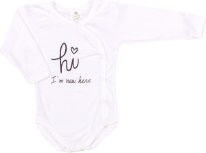 Białe body kopertowe z długim rękawem. Body bawełniane rozpinane na całej długości. Body kopertowe z napisem.